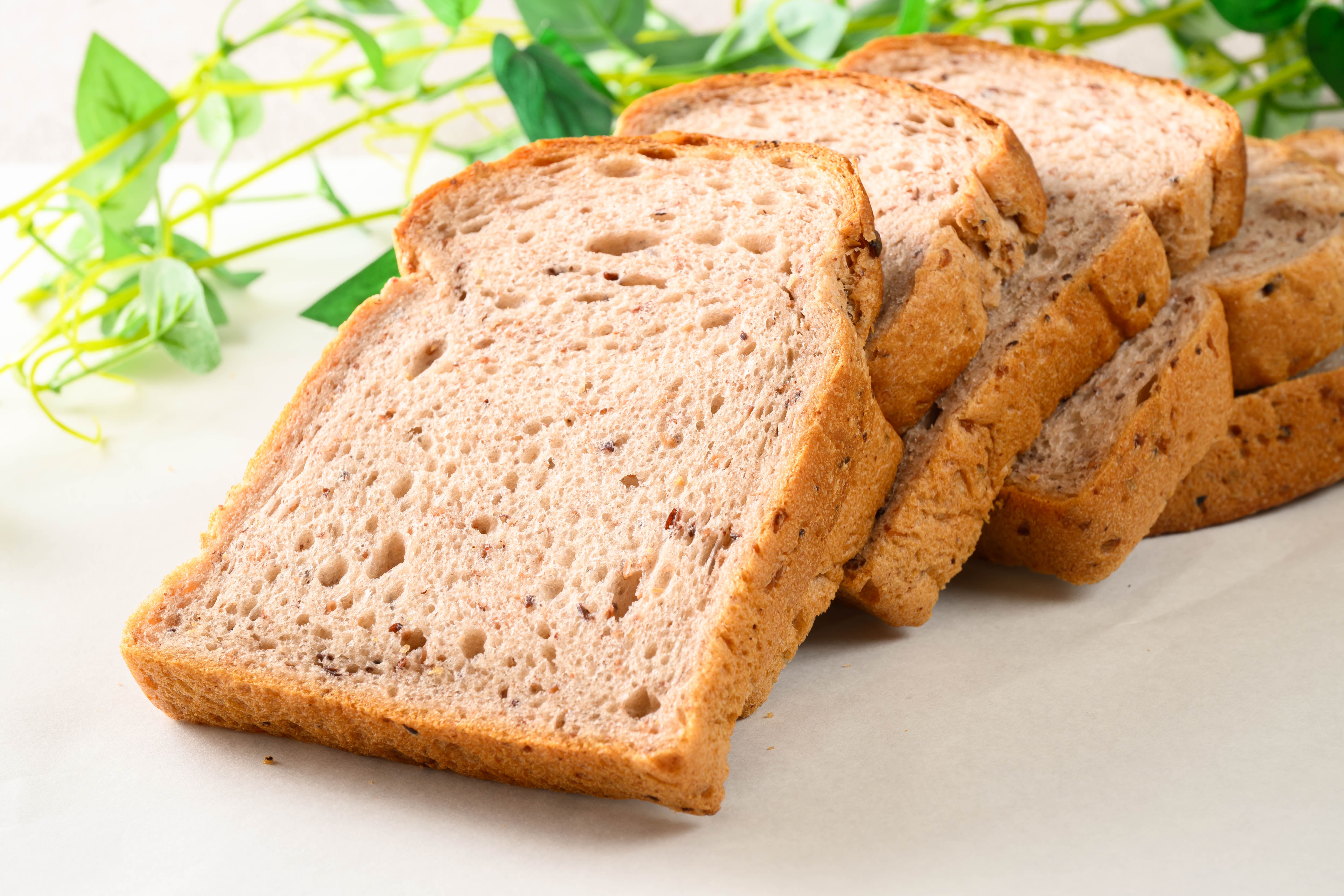 巡る玄米粉で焼成した食パンのスライス。しっとり感と風味を両立