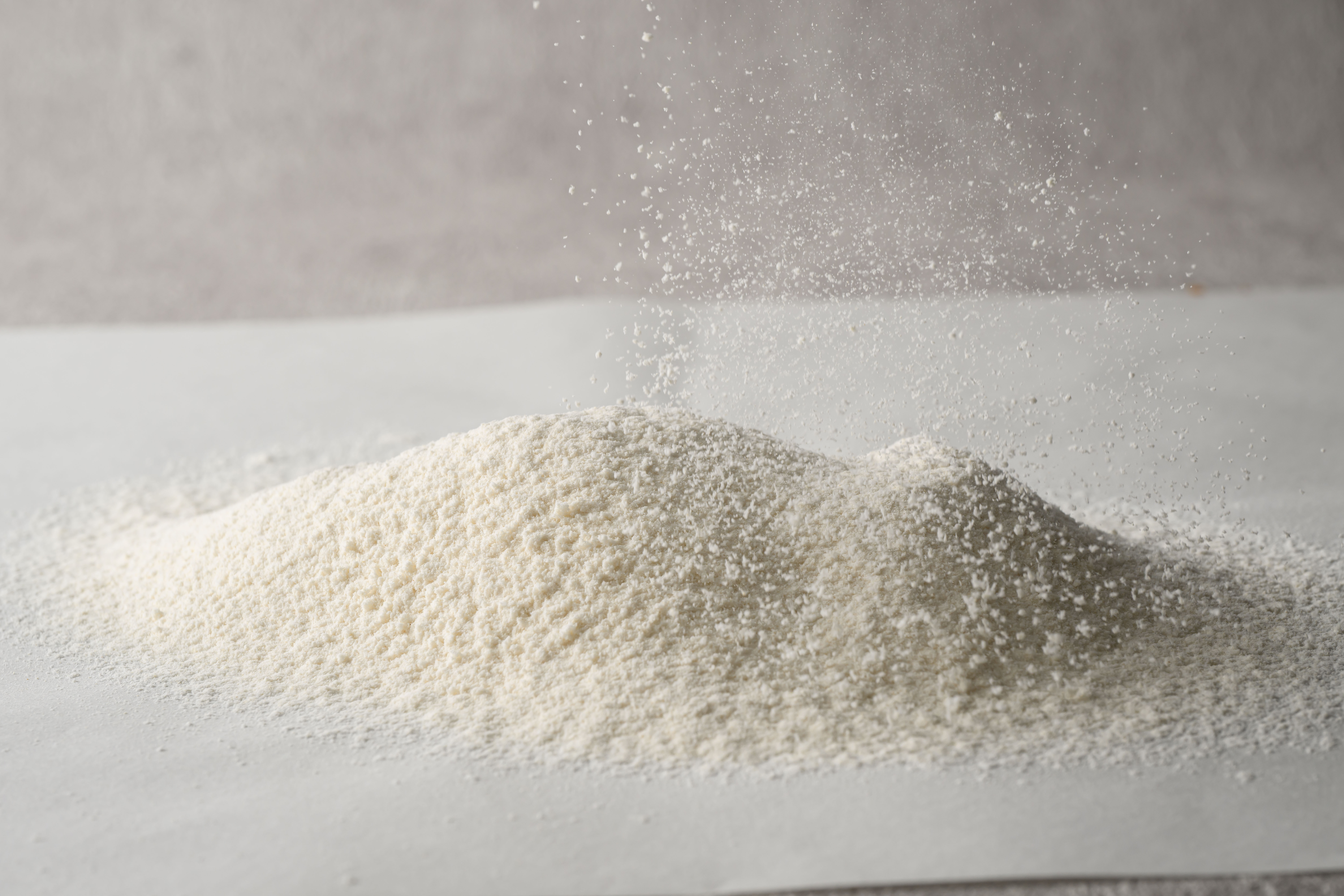 サラサラと流れ落ちる巡る玄米粉。扱いやすい粉体流動性
