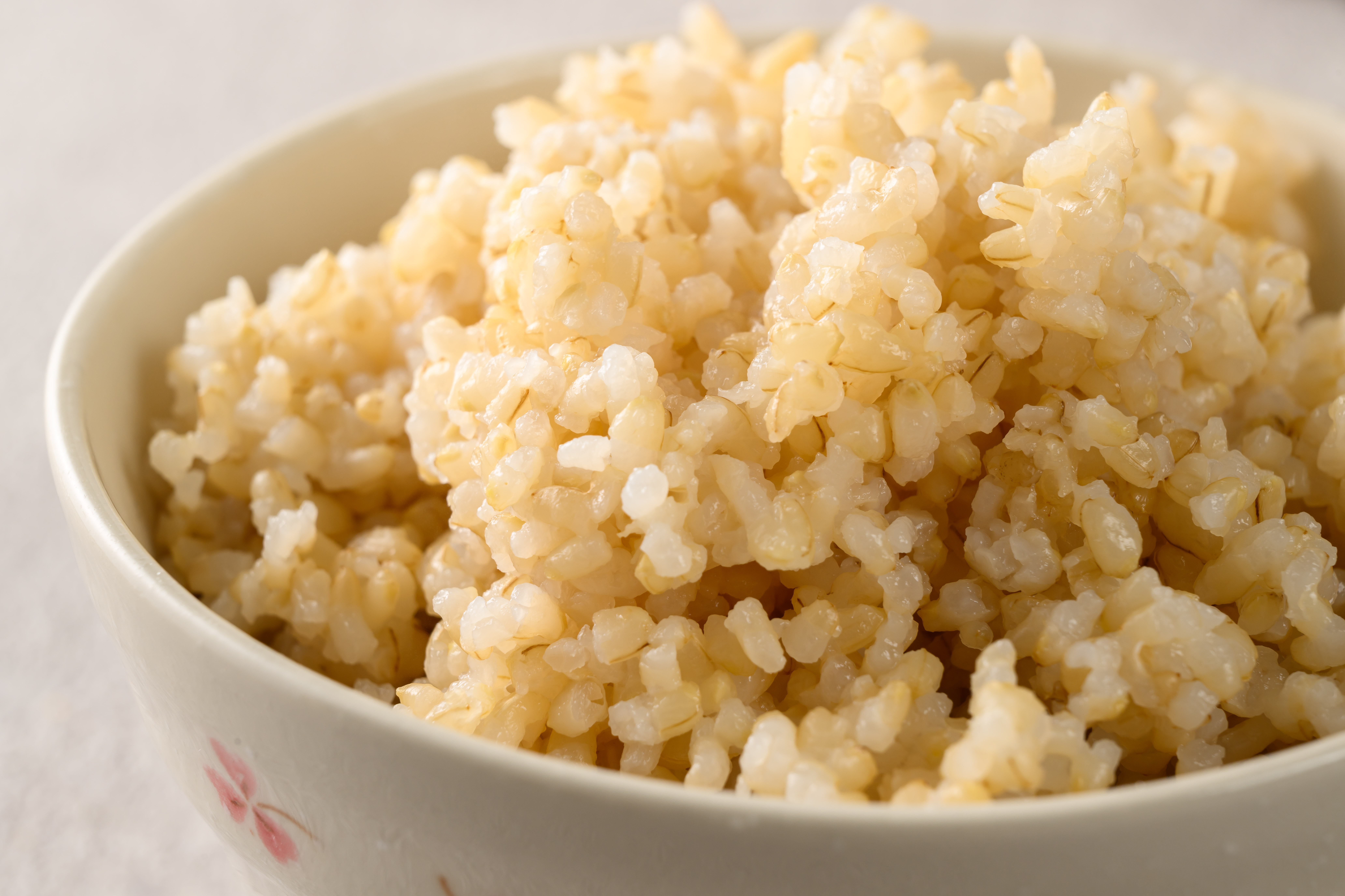 炊き上がりの結び玄米。艶と粒感